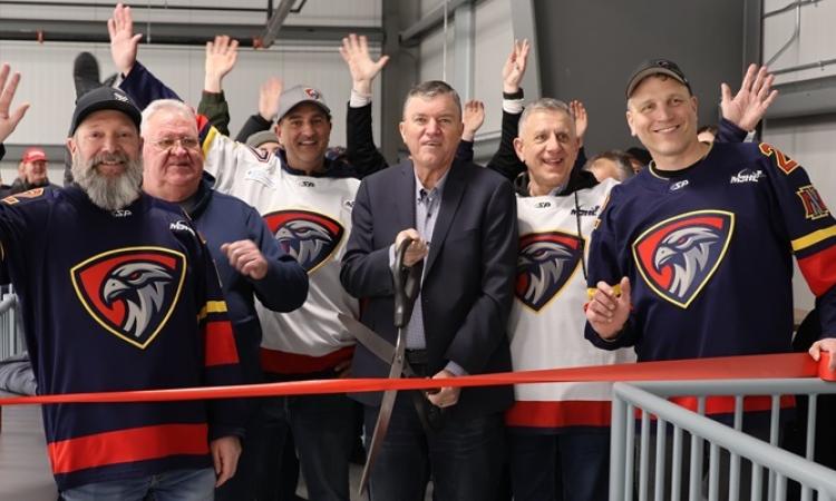 What do you get when you bring together a group of nighthawks? A kettle. And that’s what the fans and organizers of the Niverville Nighthawks gathered to celebrate just prior to game time on February 16.