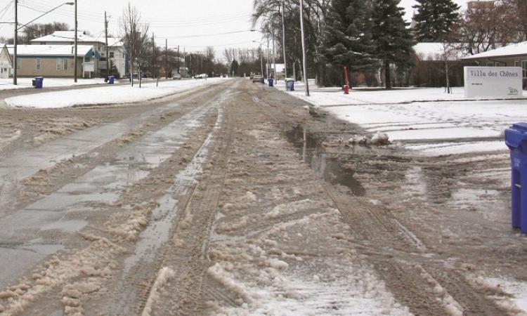 Île-des-Chênes’s Main Street.