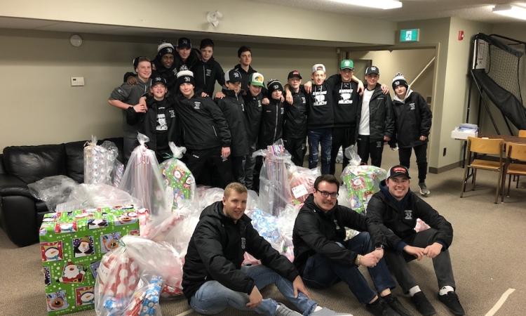 The Eastman Selects offering their gift-wrapping services to Helping Hands in Niverville.