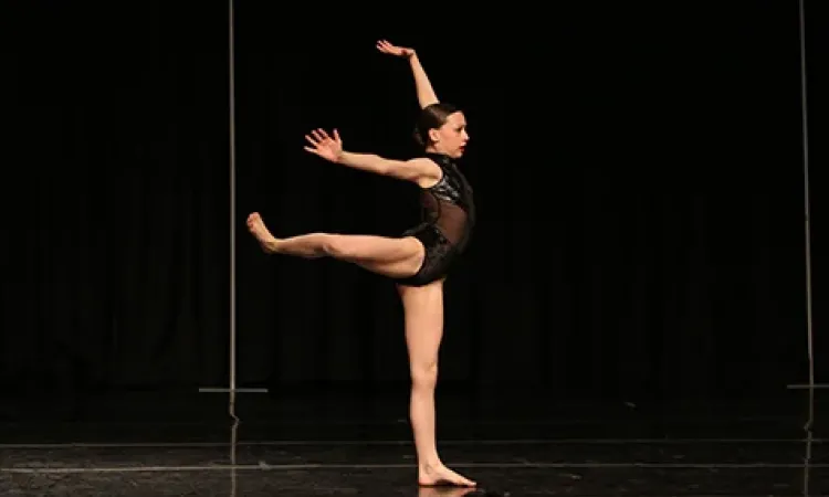 Brenne Abgrall performing