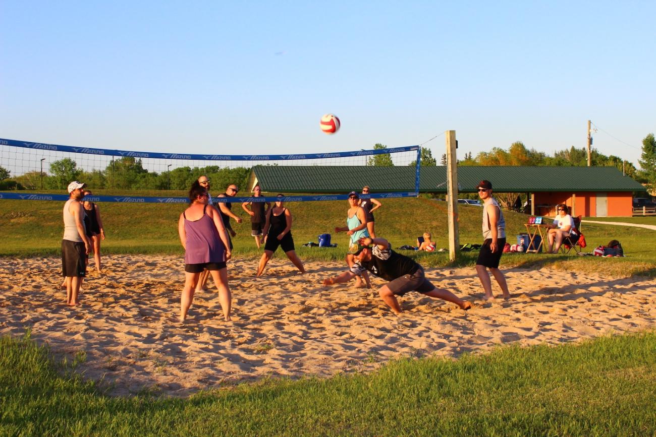 On June 6, the beach volleyball court in Hespeler Park saw a renewal of activity as fans and players kicked off the first games of the season. Running from June until mid-September, the local league will play every Thursday night from 7:00 to 9:00 p.m. Two teams from Niverville and one from Île-des-Chênes round out the league.