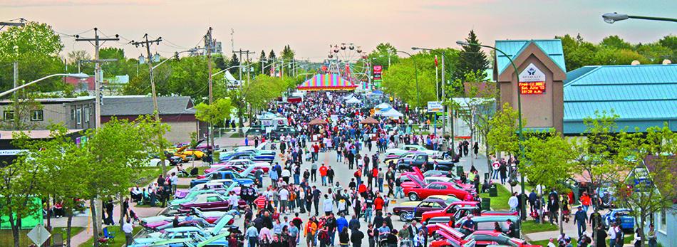 Fairgoers crowd Main Street Niverville