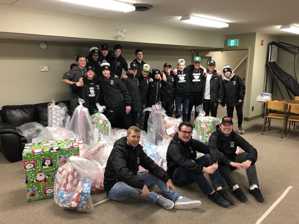 1 Minor Hockey Players Give Back Pic