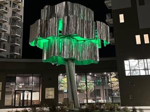 A Niverville artist is behind the new art installation at a prominent property on Pembina Highway in Winnipeg.