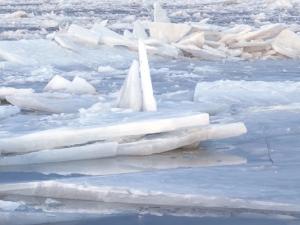 The province of Manitoba is issuing warnings to residents of southern Manitoba to exercise extreme caution regarding ice conditions along the Red River over the coming days.