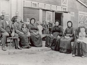 Mennonite families gather for a photo in 1919.