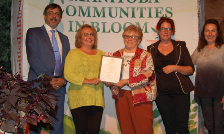 Don Budinsky (judge), Peggy Wiebe, Roz Krahn, Rebecca Sokol (judge), and Cathy Shaluk (Manitoba Communities in Blood Program Coordinator).