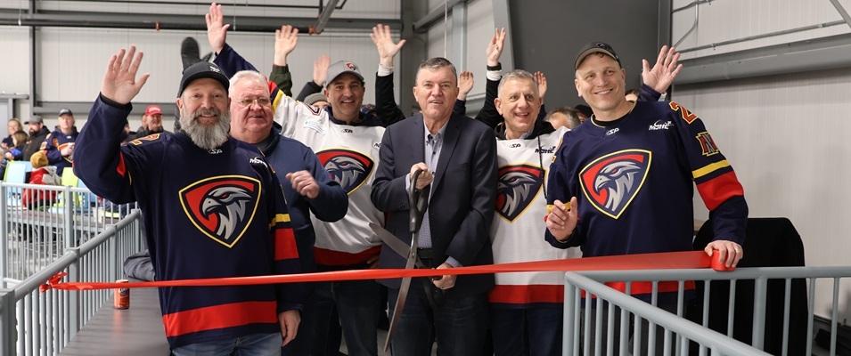 What do you get when you bring together a group of nighthawks? A kettle. And that’s what the fans and organizers of the Niverville Nighthawks gathered to celebrate just prior to game time on February 16.
