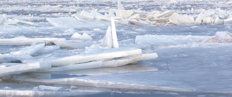 The province of Manitoba is issuing warnings to residents of southern Manitoba to exercise extreme caution regarding ice conditions along the Red River over the coming days.